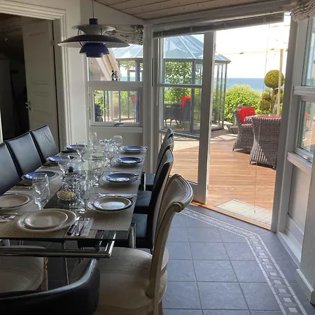 Outstanding Close To Beachh